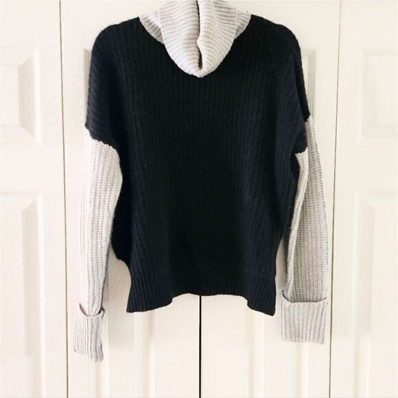 360 Cashmere Black & Grey Colorblock Turtleneck Sweater Size Small - Picture 1 of 3